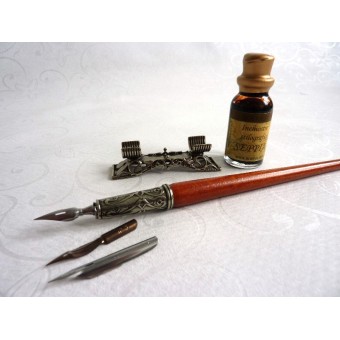 Penna calligrafica legno, inchiostro e penna riposo 2