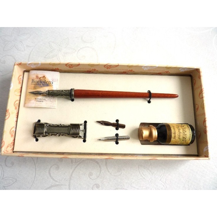 Penna calligrafica legno, inchiostro e penna riposo Penna calligrafica legno, inchiostro e penna riposo