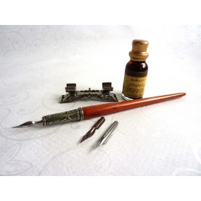 Pluma de caligrafía de madera, tinta y resto de pluma