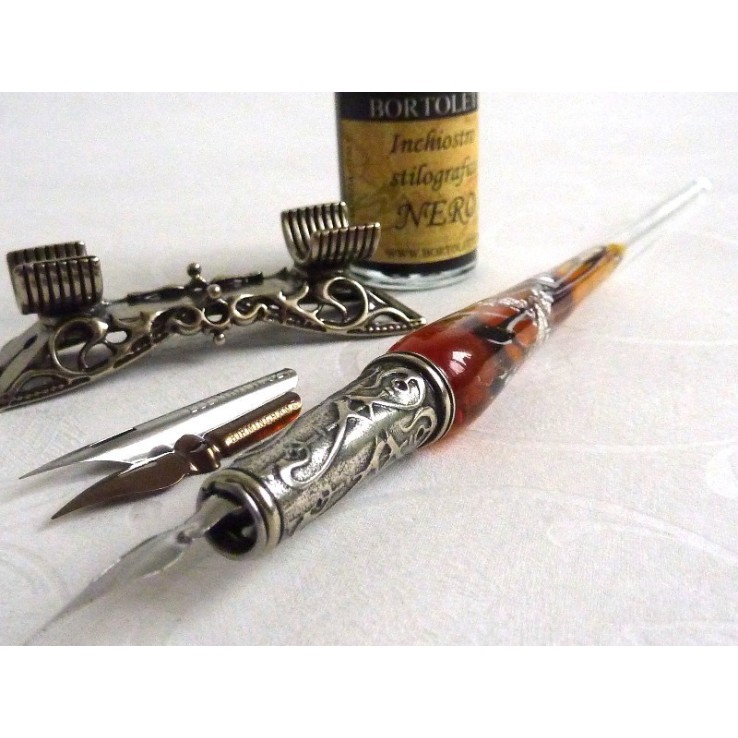 Ein silbernes Blattglas-Kalligraphiefeder-Set mit Federrest Ein silbernes Blattglas-Kalligraphiefeder-Set mit Federrest