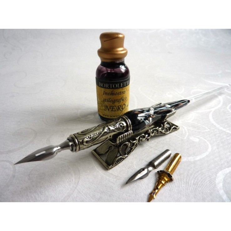 Ein silbernes Blattglas-Kalligraphiefeder-Set mit Federrest Ein silbernes Blattglas-Kalligraphiefeder-Set mit Federrest