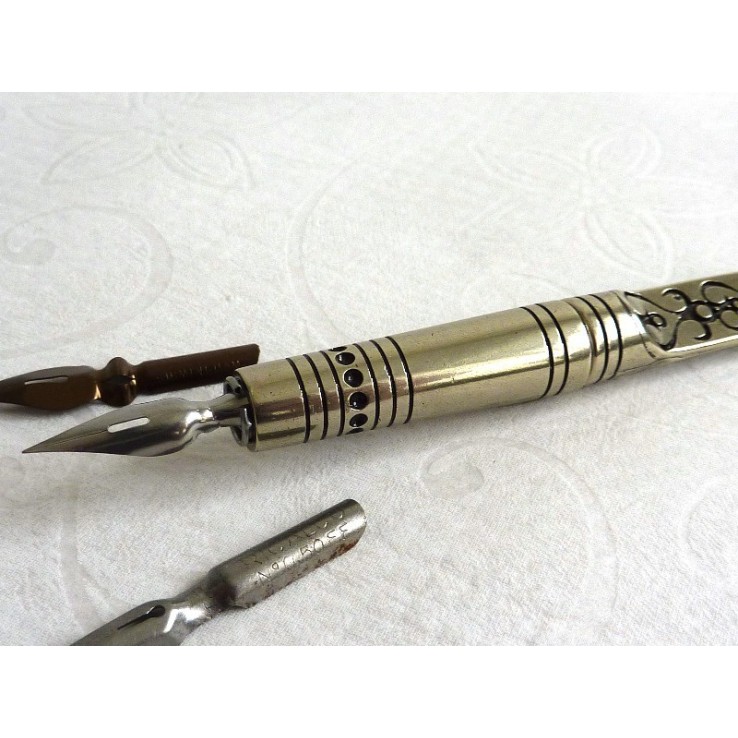 Pluma de caligrafía y abrecartas