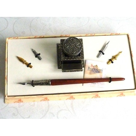 Puiset kalligrafiakynän ja mustepullo