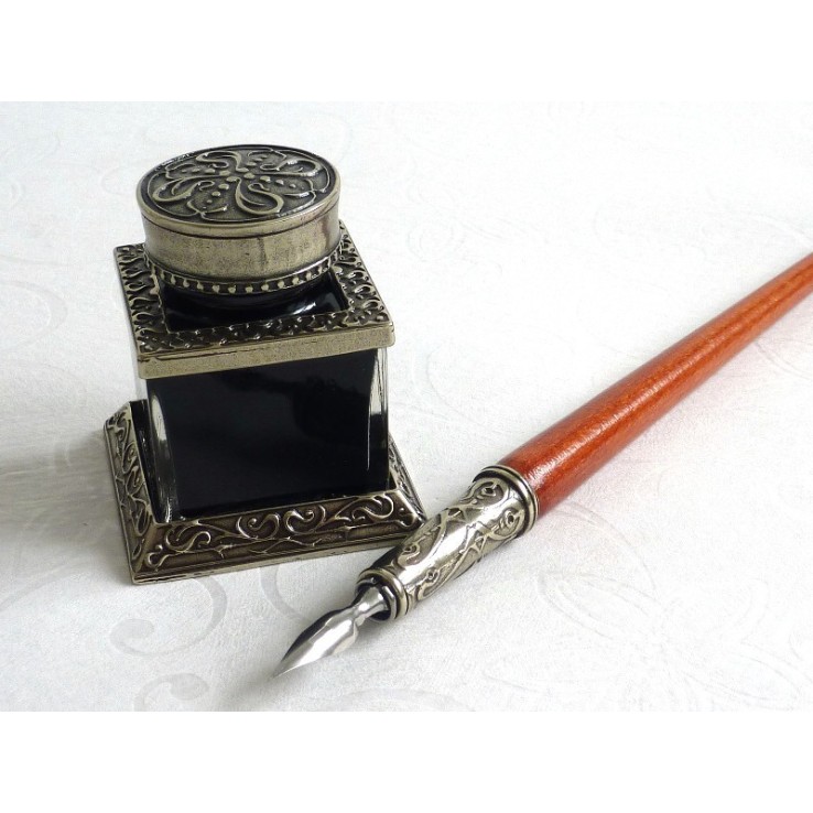 Penna calligrafica di legno, titolare calamaio e penna Penna calligrafica di legno, titolare calamaio e penna