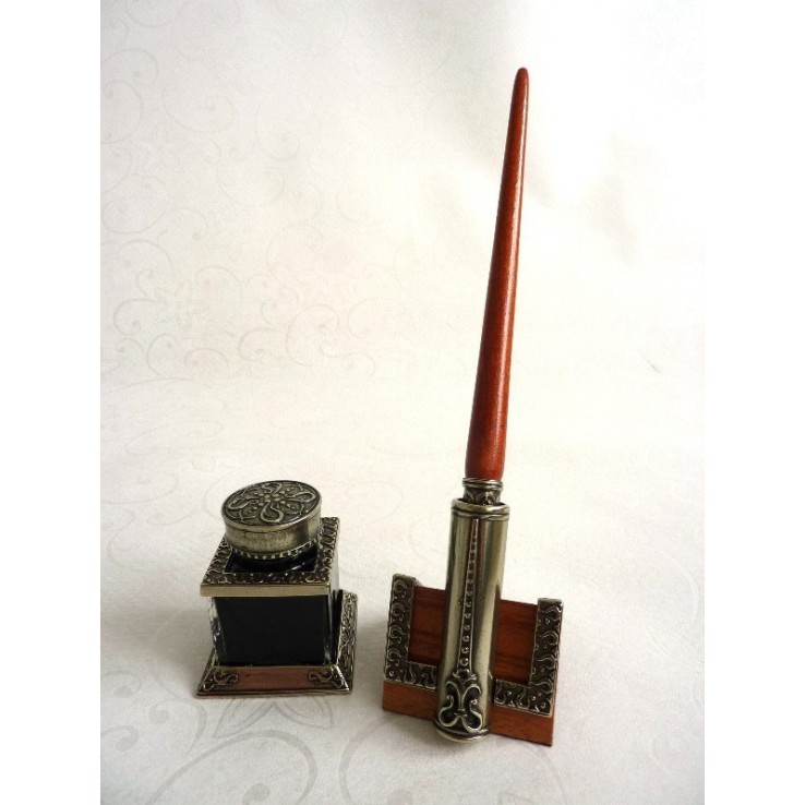 Penna calligrafica di legno, titolare calamaio e penna Penna calligrafica di legno, titolare calamaio e penna