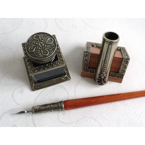 Houten kalligrafie pen, inktpot en pennenhouder