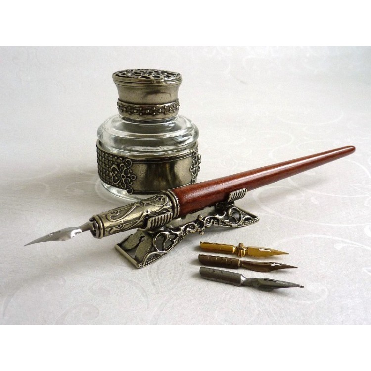 Bolígrafo, tintero y portalápices de madera