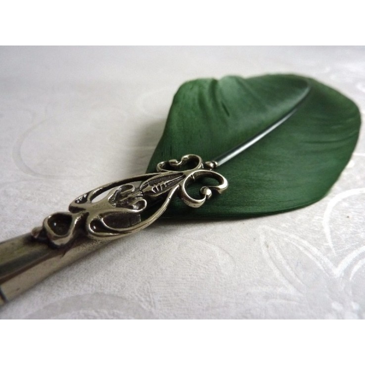 Nahaufnahme von Bortoletti Grüner klassischer Quill-Set82 mit Bronze-Friezes