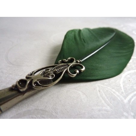 Nahaufnahme von Bortoletti Grüner klassischer Quill-Set82 mit Bronze-Friezes