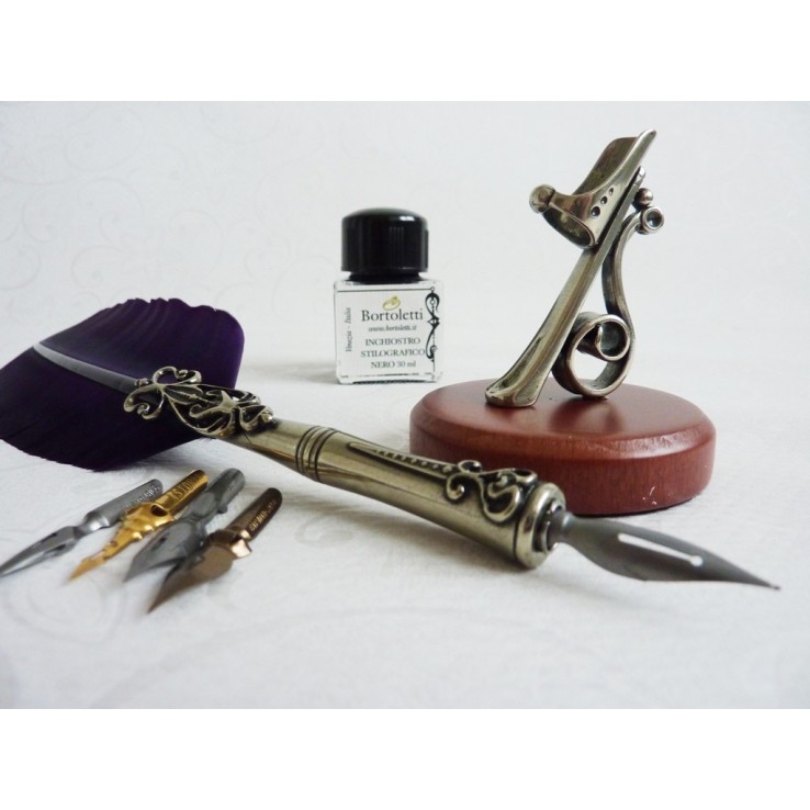 Italienischer Federkalligraphie-Stift mit Tintenflasche und Holzsockel
