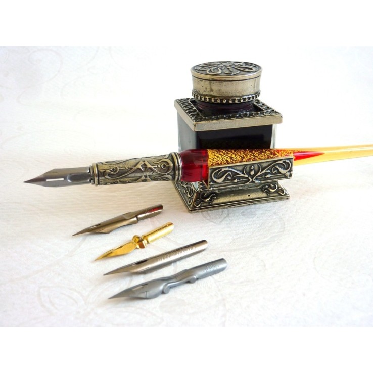 Bortoletti Set di penna di calligrafia di vetro rosso42 con il primo piano della foglia dell'oro