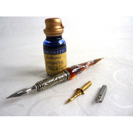 Calligrafia penna in vetro foglia argento e inchiostro