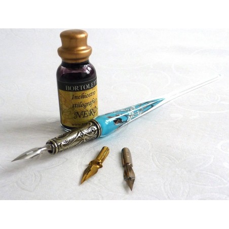 Calligrafia penna in vetro foglia argento e inchiostro