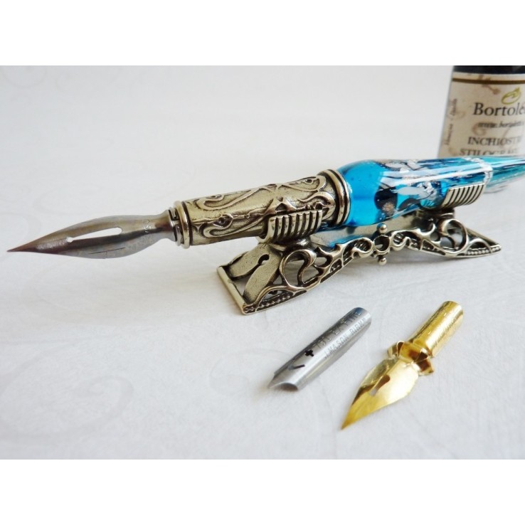 Ein silbernes Blattglas-Kalligraphiefeder-Set mit Federrest Ein silbernes Blattglas-Kalligraphiefeder-Set mit Federrest