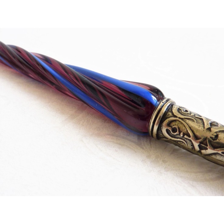 Gedrehter Glaskalligraphiestift und Glasspitze Gedrehter Glaskalligraphiestift und Glasspitze