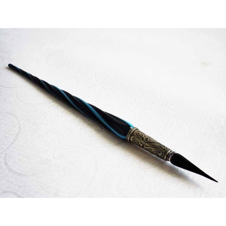 Gedrehter Glaskalligraphiestift und Glasspitze Gedrehter Glaskalligraphiestift und Glasspitze