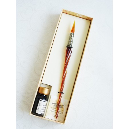 Kierretty lasi kalligrafiakynän ja lasi kärki