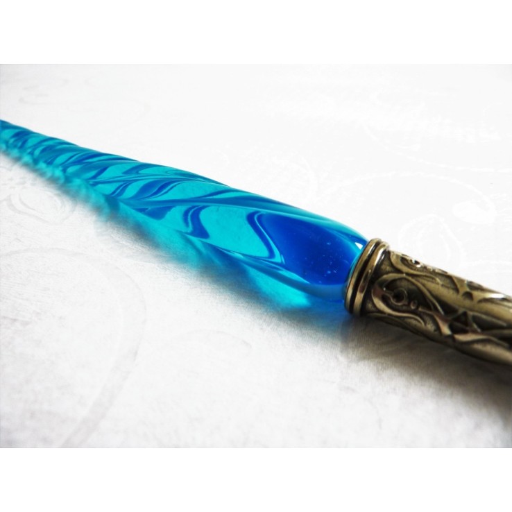 Gedrehter Glaskalligraphiestift und Glasspitze Gedrehter Glaskalligraphiestift und Glasspitze