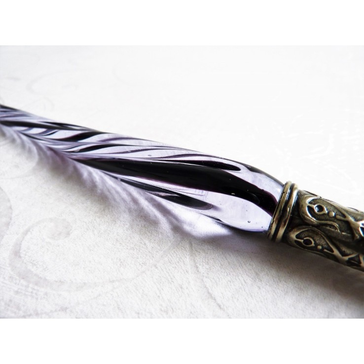 Gedrehter Glaskalligraphiestift und Glasspitze Gedrehter Glaskalligraphiestift und Glasspitze