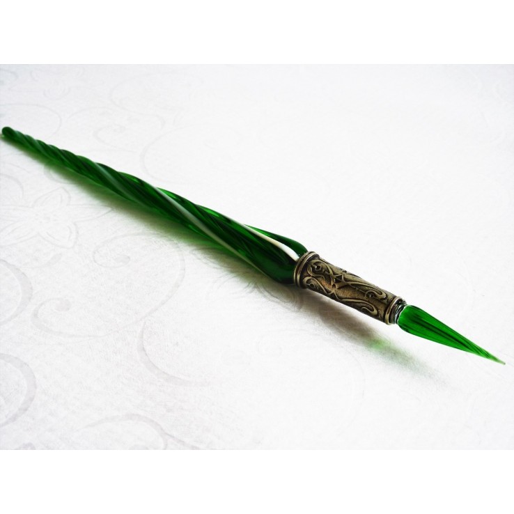 Gedrehter Glaskalligraphiestift und Glasspitze Gedrehter Glaskalligraphiestift und Glasspitze