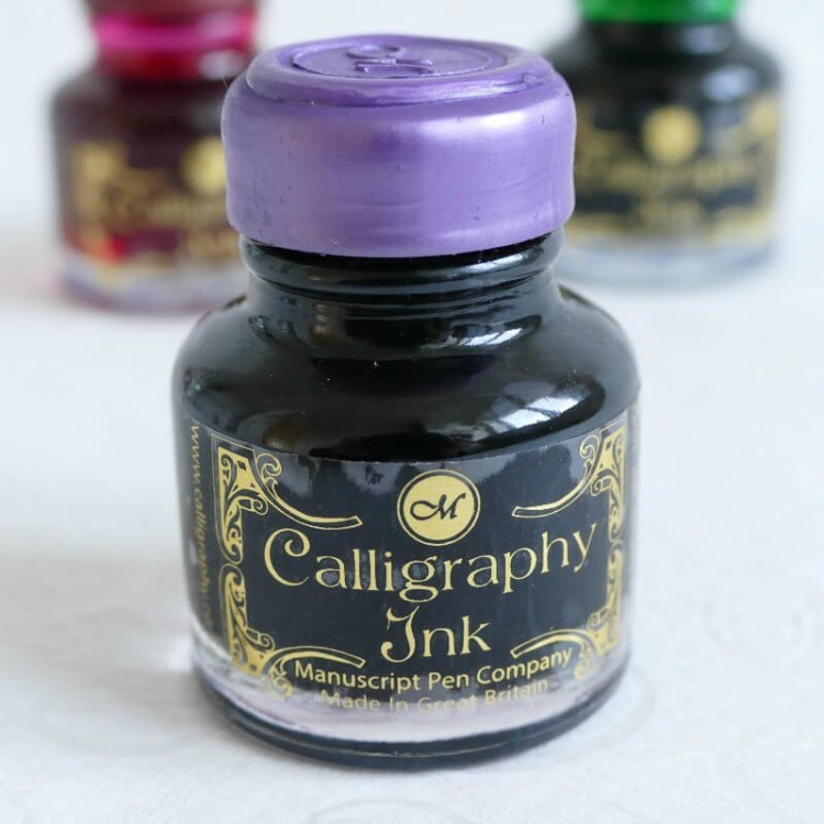 Violetti kalligrafiaa muste