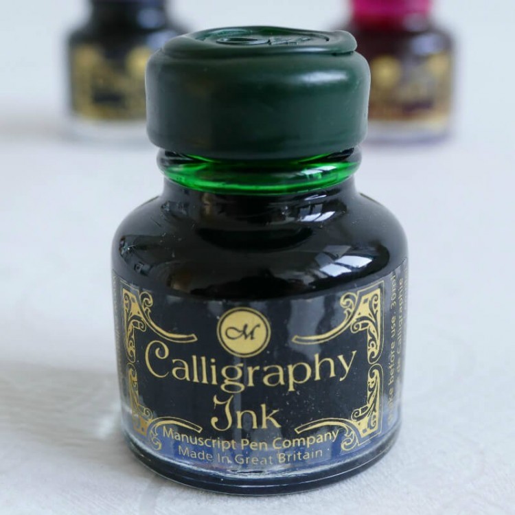 Smaragdinvihreä kalligrafiaa muste