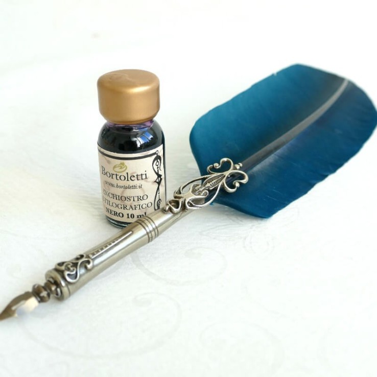 Pluma de pluma de ganso, dos puntas y tinta Pluma de pluma de ganso, dos puntas y tinta