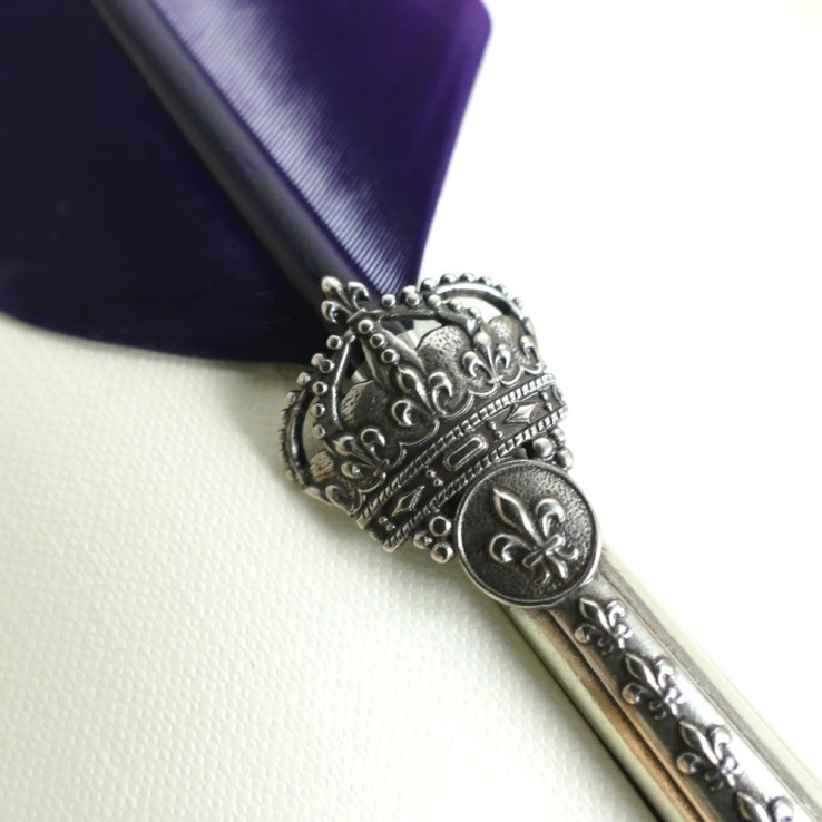 close-up van Bortoletti Corona Feather Pen met Detail van Fleur-de-Lys