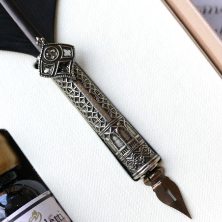 Bortoletti CA 'D'Oro Feather Quill Pen Close-up met Bronzen Handvat