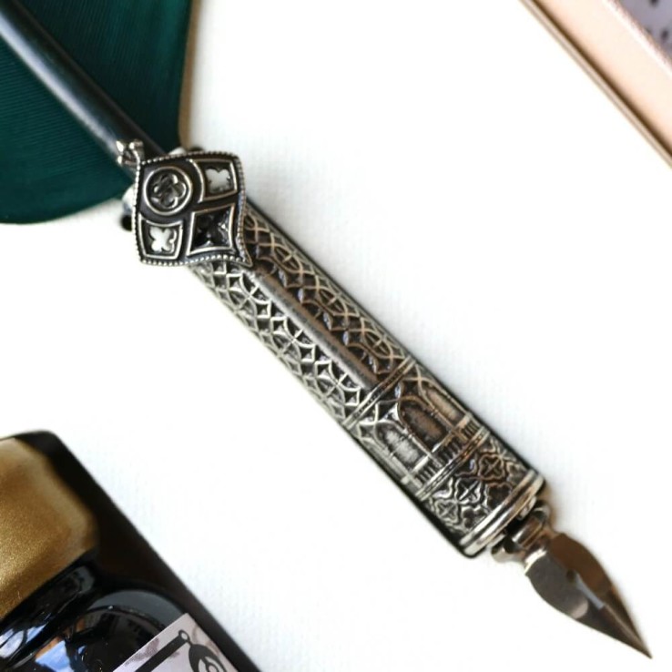 Kunstvolle Schreibfeder und Tinte Kunstvolle Schreibfeder und Tinte