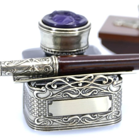 Puinen kaunokirjoituspöytä - kulma