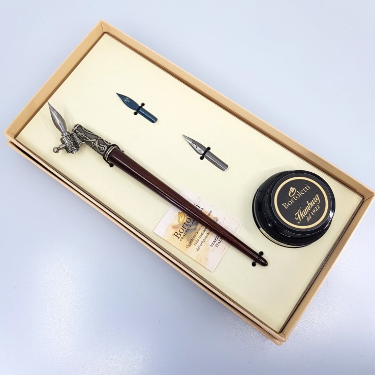 Schuine pen in hout en brons Schuine pen in hout en brons