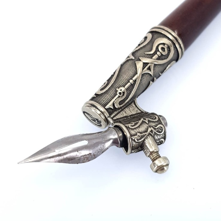 Schuine pen in hout en brons Schuine pen in hout en brons