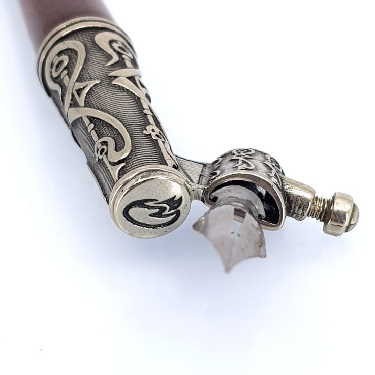 Schuine pen in hout en brons Schuine pen in hout en brons