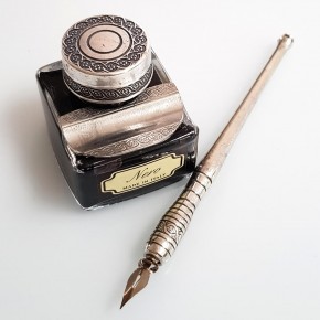 Tintero y pluma de caligrafía de peltre