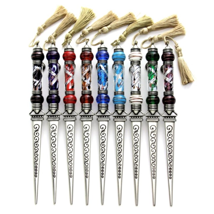 Verschillende kleuren van de Italiaanse brons brievenopener met Murano-glaskralen door Bortoletti