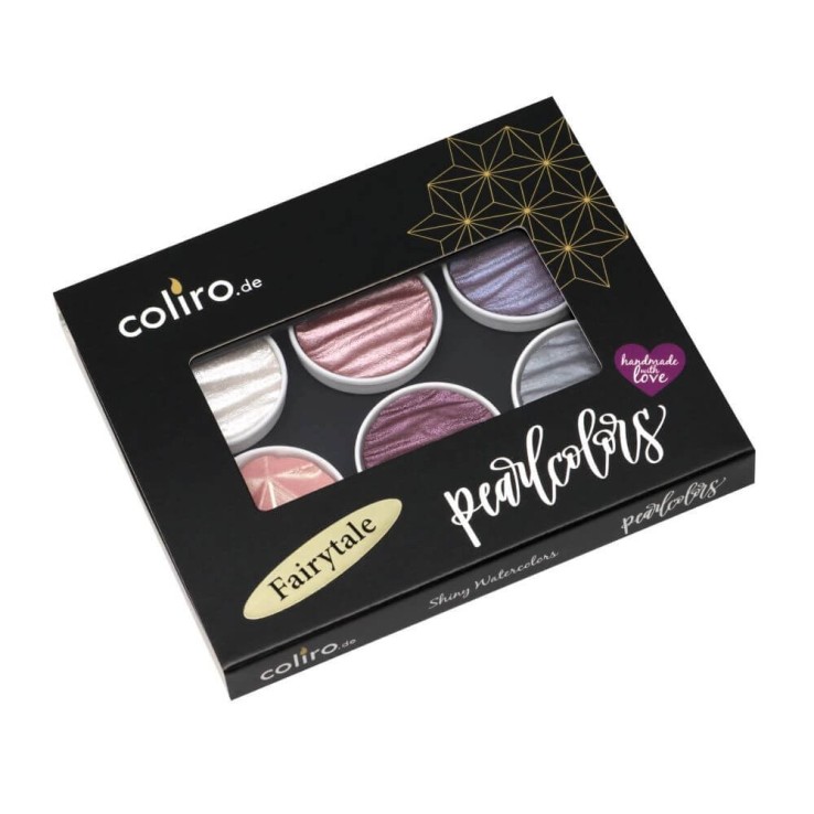 Coliro "Fairytale" Pearlcolor se encuentra en caja de metal con manga de cartón.