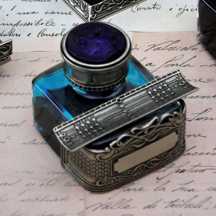 Verschillende Bortoletti Inktkleuren ingevuld in traditionele brons en glazen inktpwells