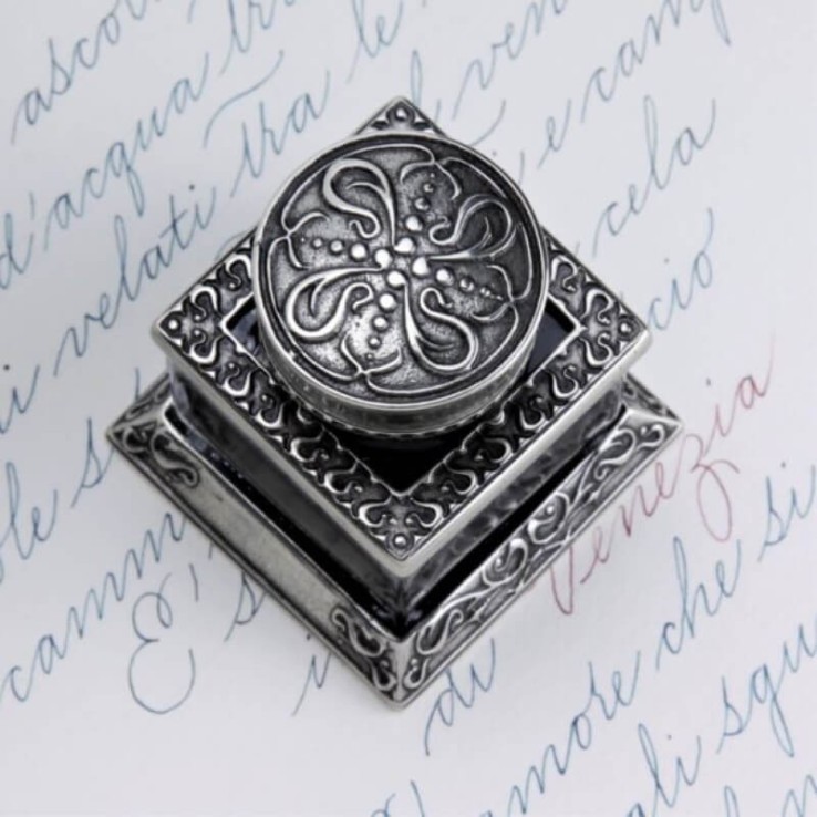 Close-up of bronze screw cap on Bortoletti Cal45 glass inkwell