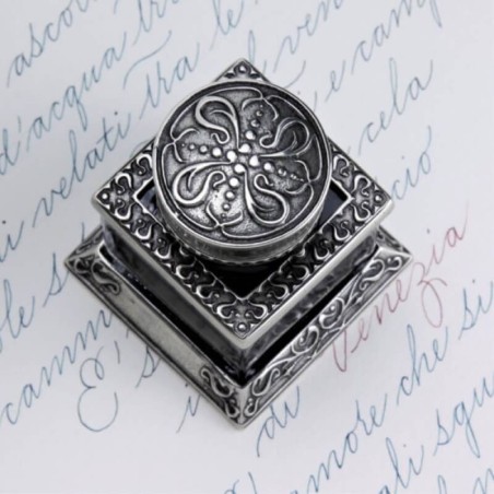 Close-up del tappo a vite in bronzo Bortoletti Inkwell in vetro CAL45