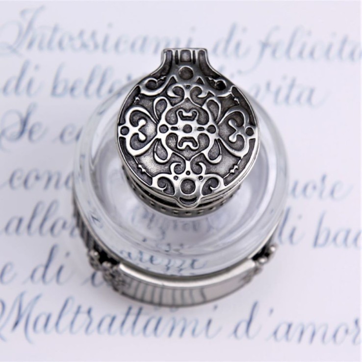 Nahaufnahme des eingelegten Bronzeldeckels auf Bortoletti Dandolo Inkwell