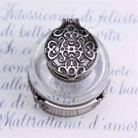 Nahaufnahme des eingelegten Bronzeldeckels auf Bortoletti Dandolo Inkwell