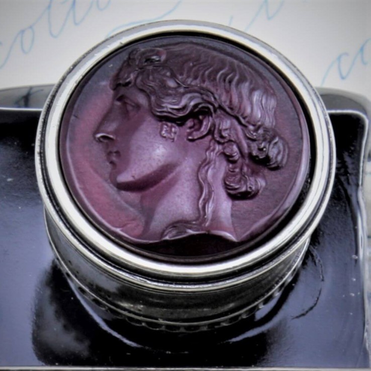 Glaspaste Cameo-Detail auf Bortoletti Cal60 Inkwell Cap