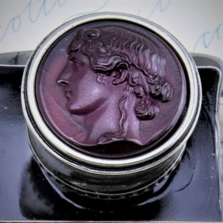 Glaspaste Cameo-Detail auf Bortoletti Cal60 Inkwell Cap