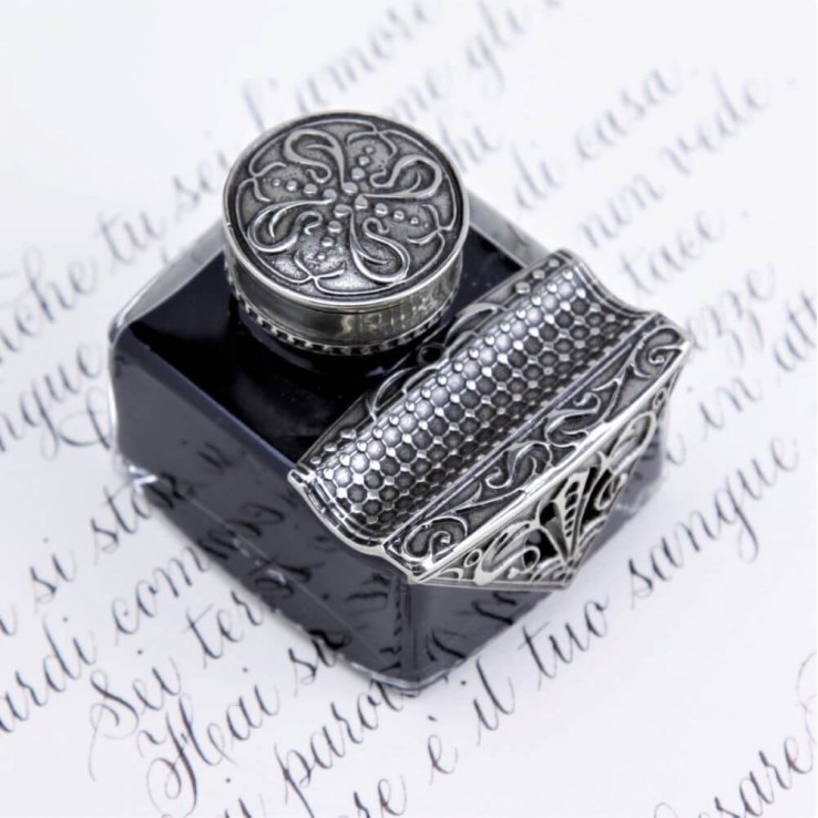 Dreieckige Bronze-Stift-Rest-Detail auf Bortoletti Cal65 Inkwell