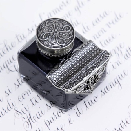 Dreieckige Bronze-Stift-Rest-Detail auf Bortoletti Cal65 Inkwell