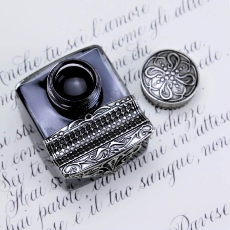 Primer plano del titular de la pluma de bronce del fundido en Bortoletti Marco Polo Inkwell