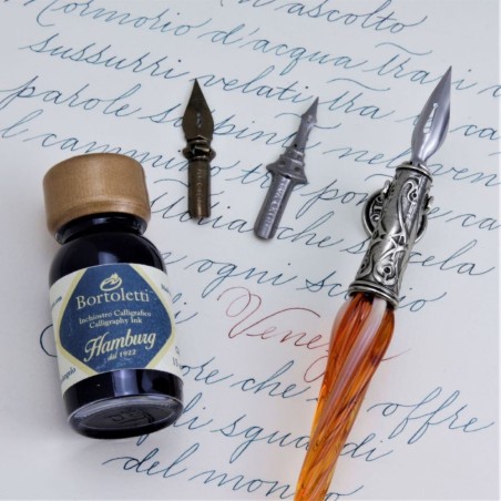 gros plan de Bortoletti Stylo de calligraphie en verre de Molin torsadé