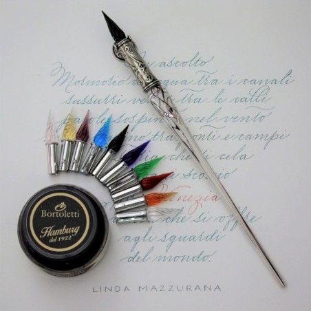 Bortoletti Contarini escribe la pluma para la letra elegante.