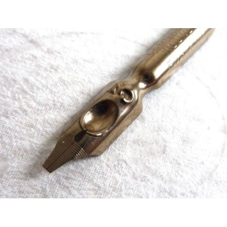 Plumillas y embalses caligrafía de la mano de la ronda